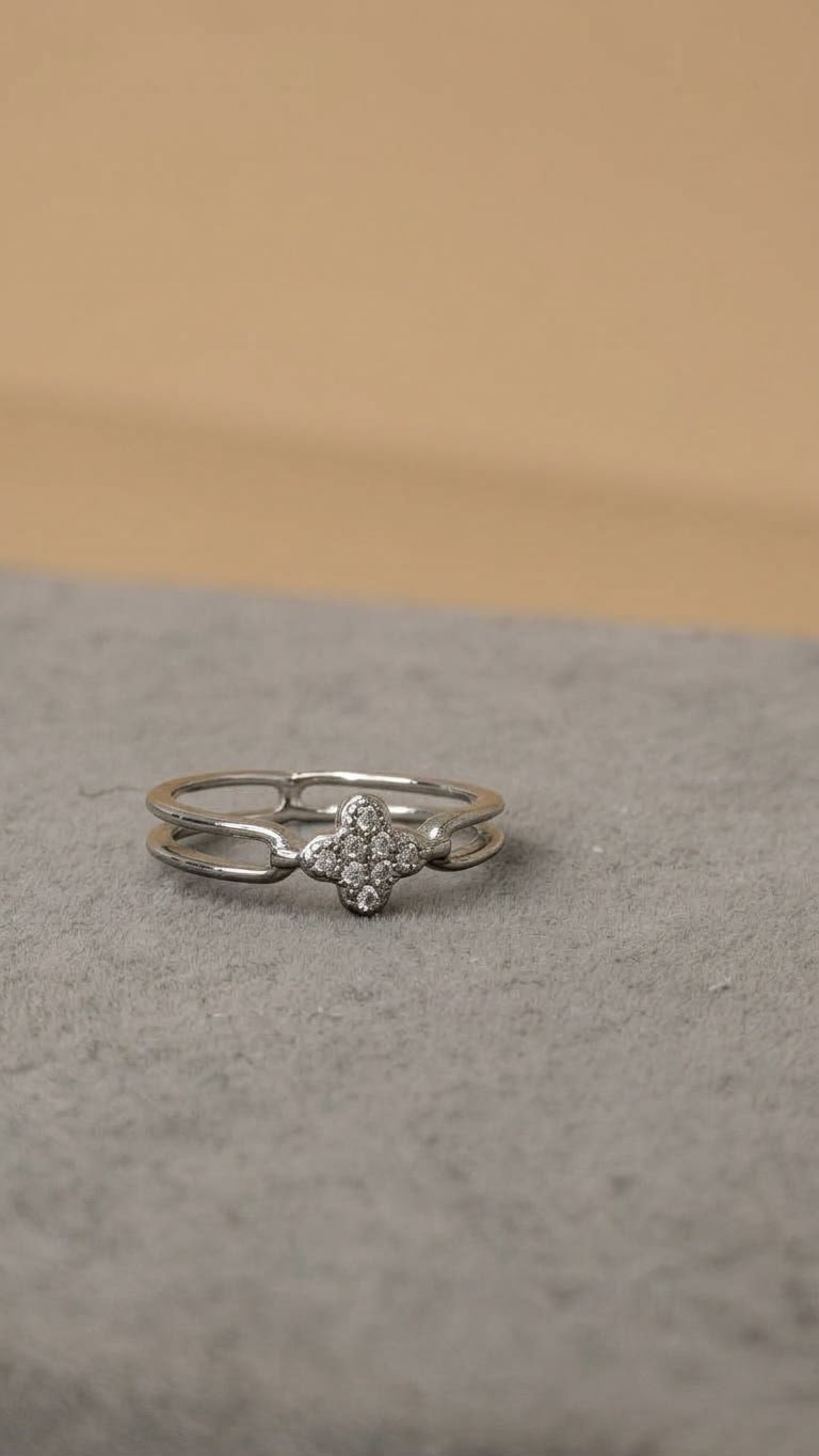 Clover Pave Split Band Ring